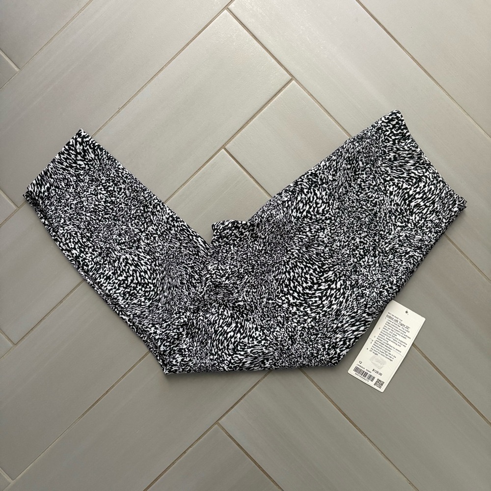 NWT Lululemon InStill High Rise 25” Black and White Patterned Leggings